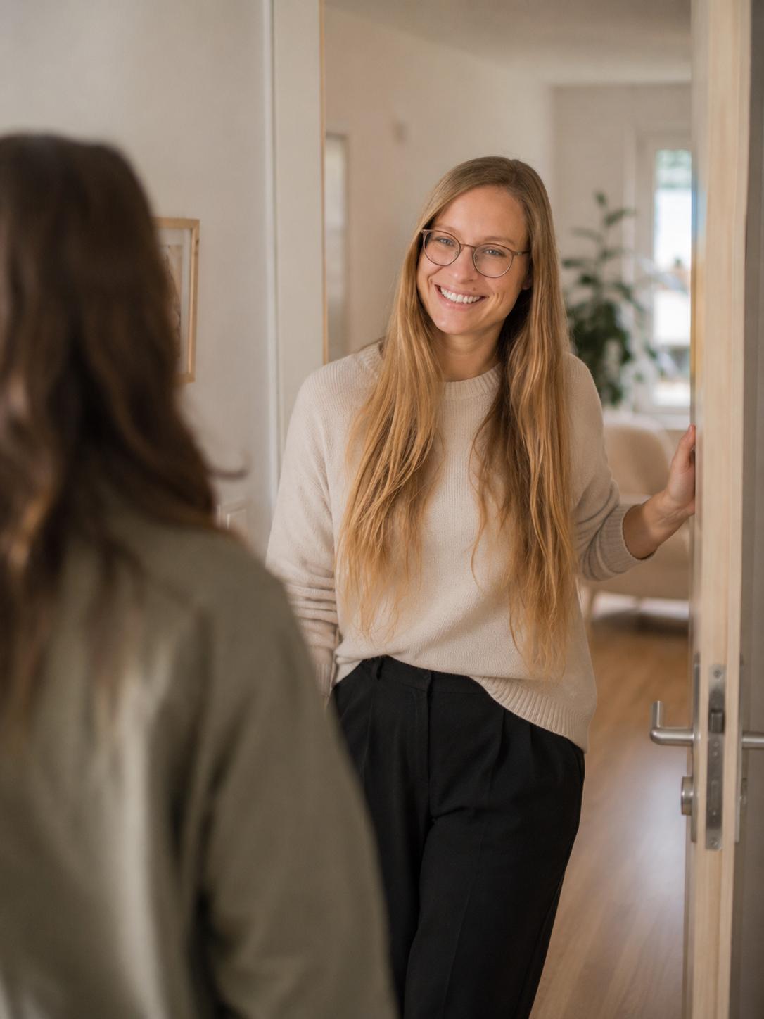 Lina begrüßt eine Klientin